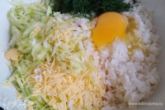 Кабачки, сыр и чеснок натереть на терке. Добавить отваренный рис, укроп, яйца, соль.