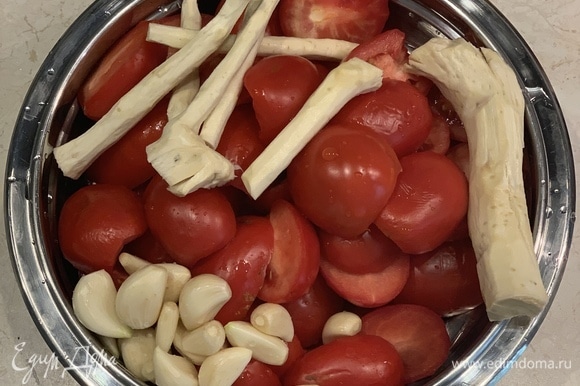 Моем помидоры, удаляем плодоножки, нарезаем на четыре части.