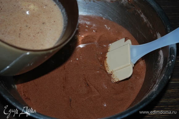 Сливки нагрела до 50–60°C, вылила их на шоколад и сливочное масло, размешала все до объединения и влила в тесто. Перемешала тесто лопаткой до однородного состояния.