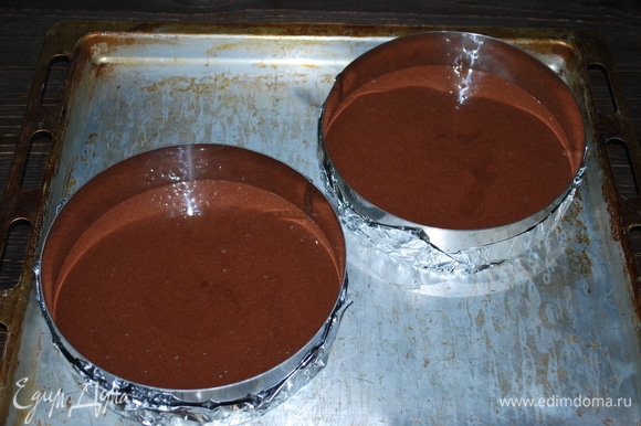 Поровну разлила тесто по кольцам диаметром 18 см. Выпекала при 170°C примерно 15–20 минут, до готовности.
