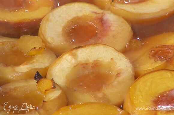 Запекать персики в разогретой духовке на 25-30 минут.