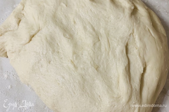 На слегка припыленной мукой поверхности замешиваем тесто в течение 7–8 минут. Тесто будет довольно липким. Муку не добавлять.