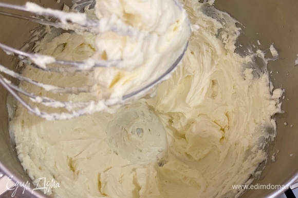 Добавить сливочный (творожный) сыр и продолжить взбивать до белого пышного крема.