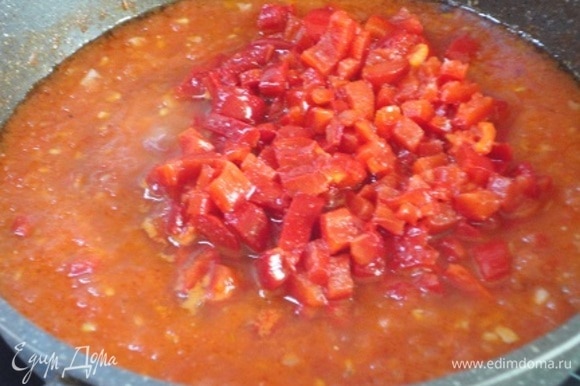 Добавить протертые помидоры и уваривать на медленном огне минут 10–15. Затем добавить кусочки запеченного перца, винный уксус и посолить по вкусу.