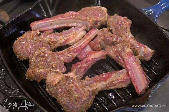Разогреть сковороду-гриль и пожарить мясо до готовности.