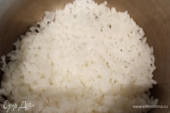 Сварить рис до полуготовности в подсоленной воде. Слить воду и отставить в сторону.