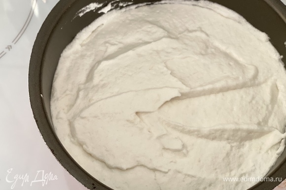Выложить тесто в форму, выстеленную пергаментом. Выпекать при 180°C около 20 минут (проба на сухую палочку).
