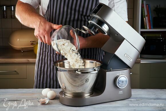 Приготовьте пасту. Вам поможет кухонная машина Kenwood. Соедините муку, яйца и соль в чаше. С помощью насадки-крюк замесите густое эластичное тесто. Оставьте его немного отдохнуть.