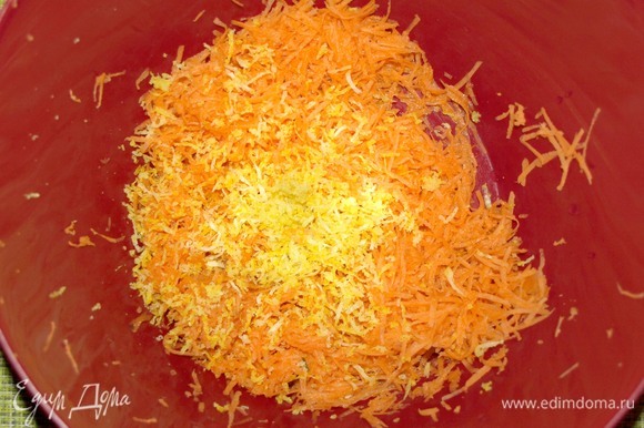 Духовку разогреть до 180°C. Морковь очистить и натереть на мелкой терке. С лимона снять цедру. Добавить сахар, куриное яйцо, сливки.