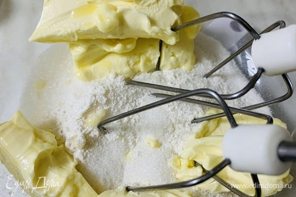 Сахар, масло комнатной температуры, соль, разрыхлитель и ванилин взбиваем миксером.