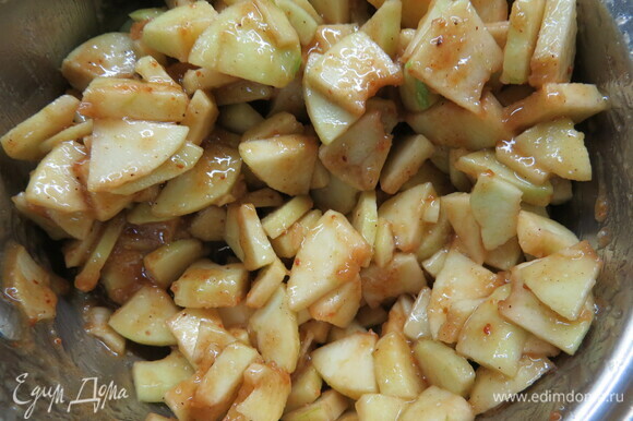 Соединяем масляный крем с яблоками и перемешиваем.