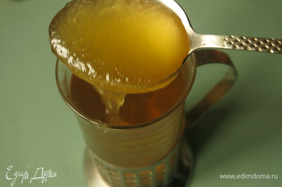В чуть остывший чай кладем мед.