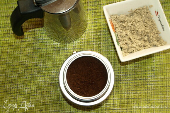 Приготовить крепкий кофе любым удобным для вас способом. Растворимый кофе использовать можно, но лучше приготовить из молотого.