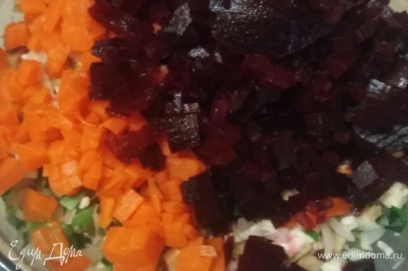 Нарезать зелень петрушки, свеклу и морковь.