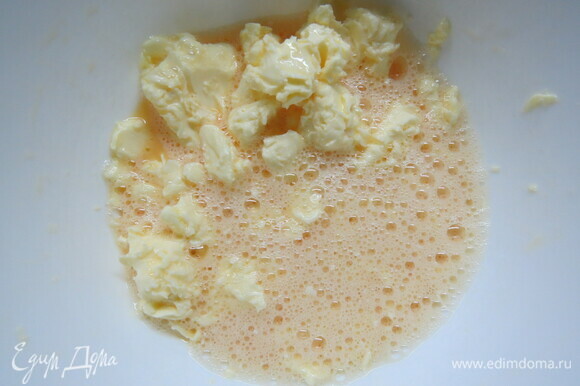 Готовим тесто. Масло (не топить) перемешать с яйцом (однородной массы добиваться не надо), добавить воду. Добавить муку и соль, замесить тесто.