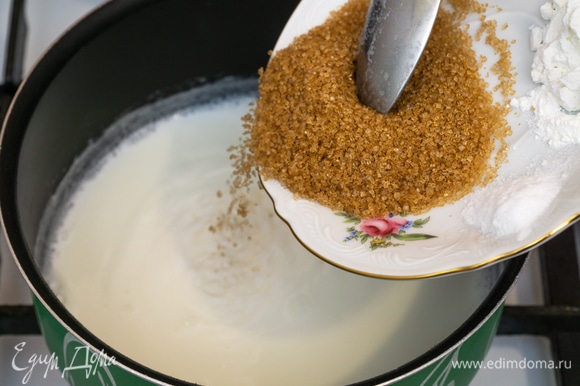 Большую часть молока (около 300 мл) с коричневым сахаром довести до кипения, постоянно помешивая. Снимите кастрюлю с огня.