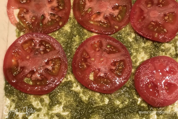 Выкладываем помидоры, нарезанные тонкими кружочками