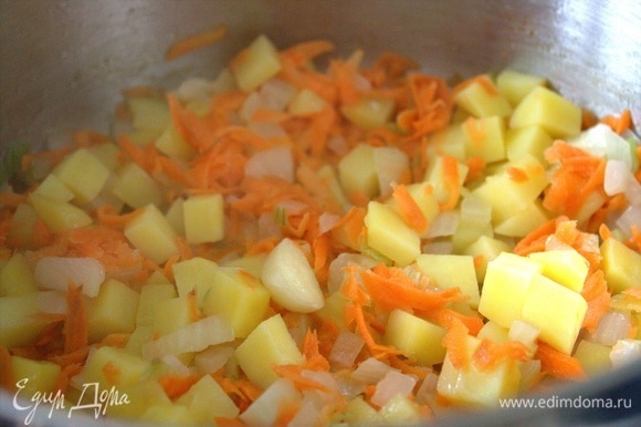 Добавить тертую морковь.