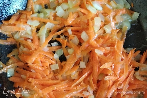 Лук мелко порубить. Мелко нарезать морковь (я обычно тру на крупной терке). Обжарить лук и морковь на растительном масле минут 10.