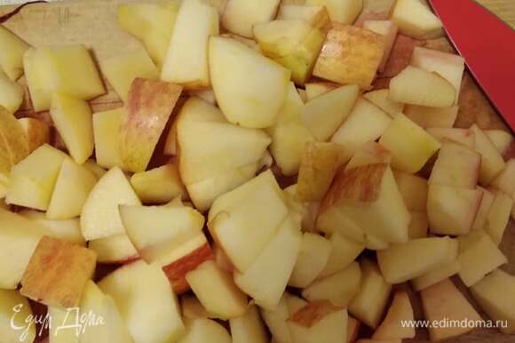 За это время яблоки нарезаем кубиками.