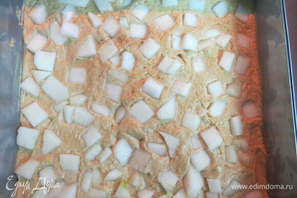 Распределить тесто по противню (высотой 1 см), посыпать грушей, нарезанной кубиками со стороной 5–7 мм, немного придавить их рукой. Выпекать примерно 15 минут.