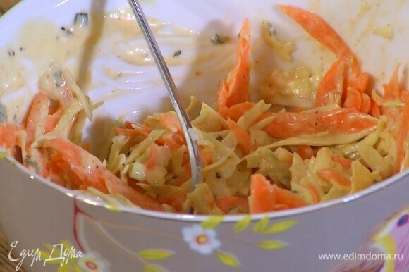 Выложить капусту с морковью в глубокую посуду, добавить острый соус, оставшуюся паприку, майонез и щепотку соли, все перемешать.
