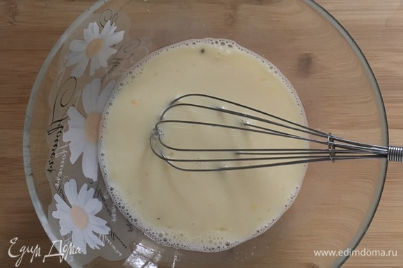 В молоке растворить сахар, вбить яйцо и объединить с сухой частью, постепенно всыпая муку. Начать замешивать тесто.