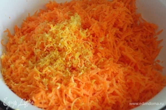Морковь и цедру натереть на мелкой терке. Масло взбить с сахаром, затем добавить яйцо. Смешать морковь с яично-масляной смесью.