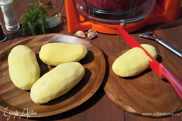 Картофель очистить от кожуры, промыть. Нарезать в виде гармошки, не доходя до основания, чтобы она не рассыпалась на кольца.