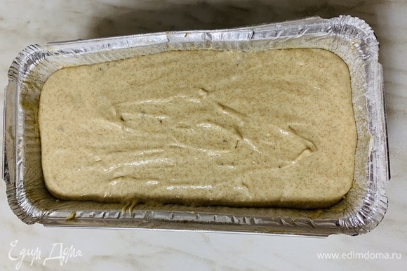 Форму для кекса смазать маслом и посыпать со всех сторон мукой. Перелить тесто в форму и отправить в духовку на 60–70 минут (ориентируйтесь по абсолютно сухой деревянной шпажке).