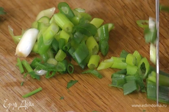 Кинзу и зеленый лук крупно порезать.
