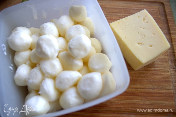 Использовала 2 вида сыра: мини-моцарелла из рассола и обычный сыр.