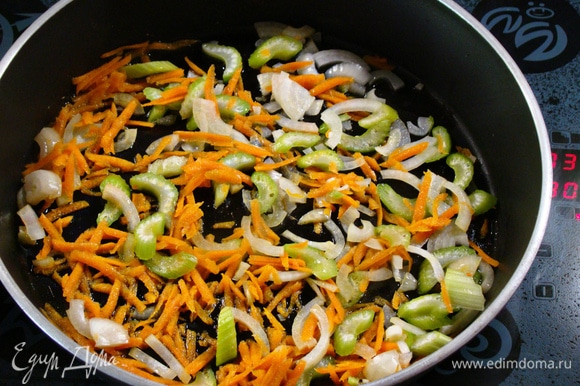 Обжарить нашинкованные овощи на растительном масле.