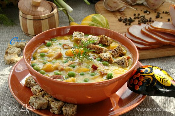 Если кто-то не очень любит тыкву, то суп можно сварить и подать традиционно, в миске. Вкус от этого не изменится, а палитра красок поднимет настроение холодным осенним днем.