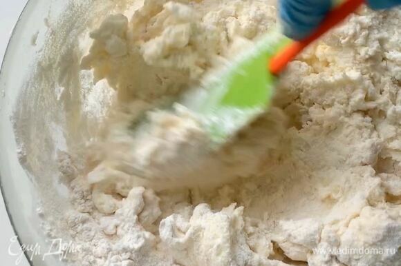 В миску просейте пшеничную муку, добавьте разрыхлитель и щепотку соли. Всыпьте к рикотте и аккуратно вымешайте тесто лопаткой.