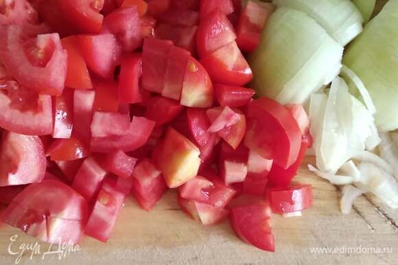 Лук нарезать полукольцами или четвертинками колец. Некрупно нарезать помидоры. Лук обжарить на растительном масле с добавлением сливочного (примерно треть от нормы) минут 10, добавить помидоры. Все вместе обжаривать минут 10.