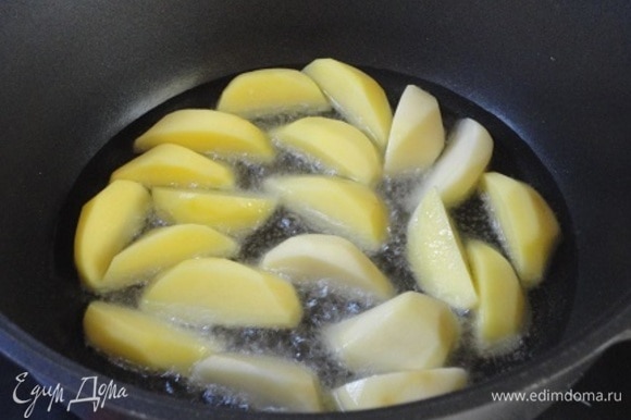 Картофель очистить, нарезать «чесночком» и обжарить во фритюре.