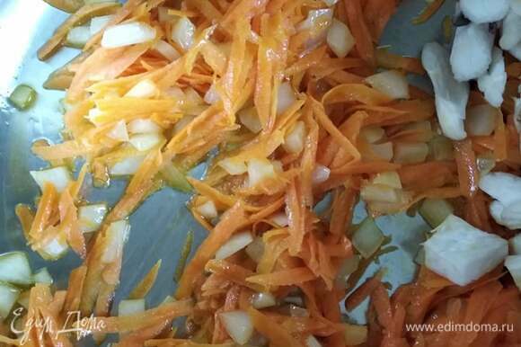Лук мелко порубить, морковь нарезать или натереть на крупной терке. Я люблю больше натертую морковь, если это не основной ингредиент. Обжарить в кастрюле с толстым дном в разогретом растительном масле лук минут 5–6, добавить морковь и обжаривать еще минут 5.