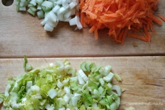 Нарезать сельдерей и добавить к моркови с луком. Обжарить еще 5 минут.
