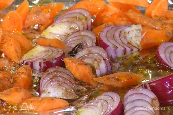 Противень выстелить фольгой, выложить морковь и лук, посыпать зирой, корицей и гвоздикой, полить медом, 2 ст. ложками оливкового масла и запекать в разогретой духовке 10 минут.