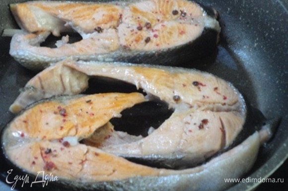 Сливочное масло слегка разогреть на сковороде с антипригарным покрытием и обжарить на нем на среднем огне ломтики рыбы до готовности, посыпав розовым перцем.