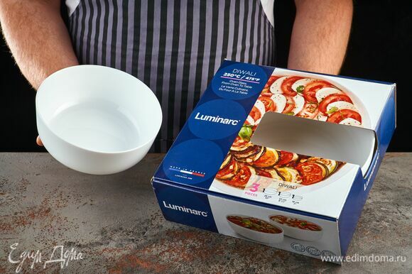 Лук и рыбу выложите в круглую жаропрочную форму Luminarc Diwali.