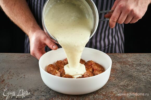 Полейте фрикадельки соусом и отправьте в духовку. Запекайте 20 минут при 180°C.