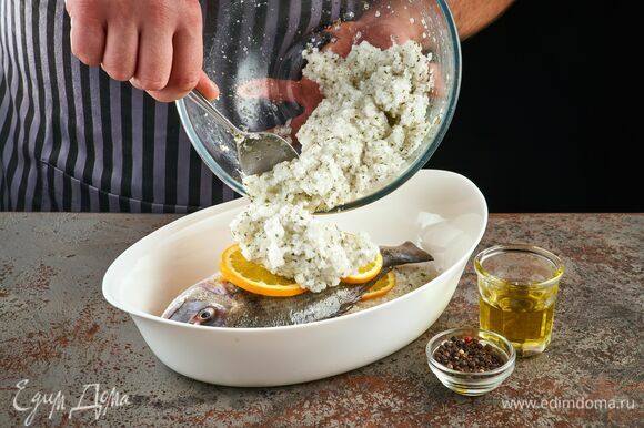 Полейте оливковым маслом, посолите и поперчите. Засыпьте плотным слоем соли.