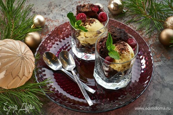Подавайте десерт в стаканах Luminarc Roch, предварительно украсив молочным шоколадом и шариком мороженого.