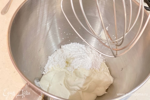 Приготовим крем. В чашу миксера поместить сметану и сахарную пудру. Взбивать до состояния жирного йогурта. Масса должна держать форму.