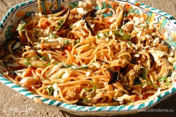 Просто и ярко: Высоцкая поделилась фирменным рецептом спагетти с баклажанами и чесноком