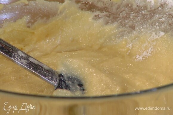 Муку перемешать с дрожжами и щепоткой соли, влить яично-масляную смесь и вымесить тесто.