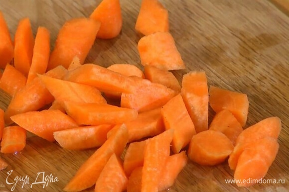 Морковь почистить и нарезать наискосок.