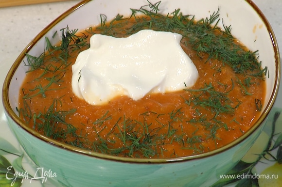Разлить в тарелки суп, добавить по ложке сметаны и посыпать измельченным укропом.